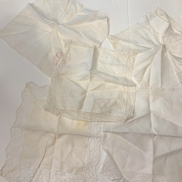 Vintage Handkerchief and Doilies lot. - Picture 6 of 7